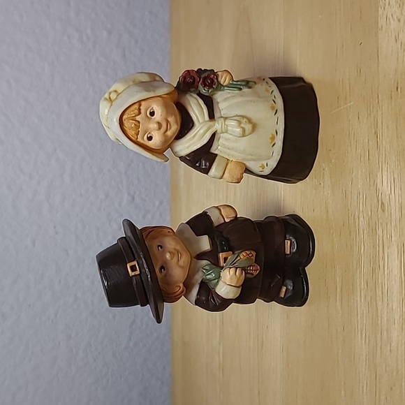 Vintage Hallmark Merry Miniature Thanksgiving Pilgrims salt & pepper shakers - Picture 1 of 5